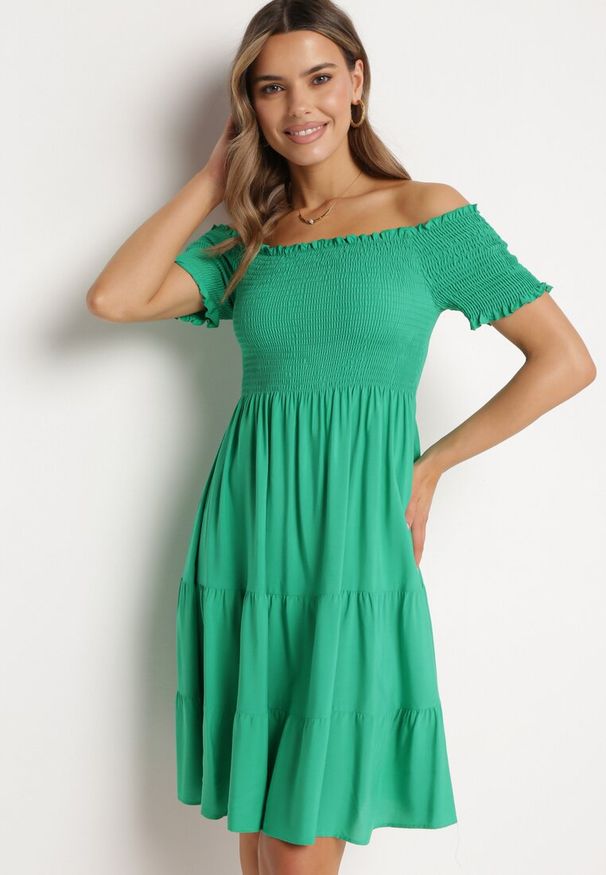 Born2be - Zielona Bawełniana Sukienka z Hiszpańskim Dekoltem z Szerokimi Falbanami na Dole Bliria. Okazja: na spacer, na co dzień. Typ kołnierza: dekolt hiszpanka. Kolor: zielony. Materiał: bawełna. Sezon: lato. Typ sukienki: rozkloszowane. Styl: casual, elegancki, wakacyjny
