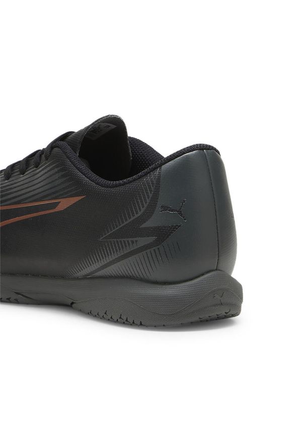 Buty piłkarskie męskie Puma Ultra Play It. Kolor: wielokolorowy, czarny, brązowy. Materiał: materiał, syntetyk. Szerokość cholewki: normalna. Sport: piłka nożna