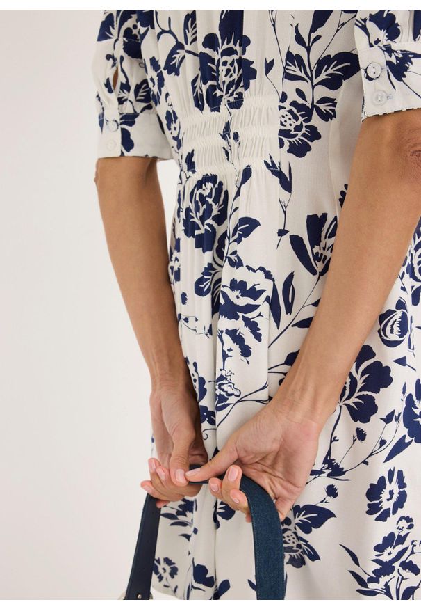 bonprix - Sukienka koszulowa z lejącej wiskozy. Kolor: biały. Materiał: wiskoza. Typ sukienki: koszulowe