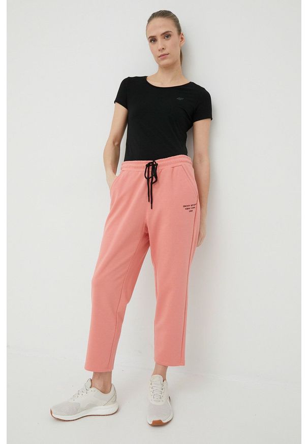 DKNY - Dkny spodnie dresowe DP1P2831 damskie kolor różowy z nadrukiem. Kolor: różowy. Materiał: dresówka. Wzór: nadruk
