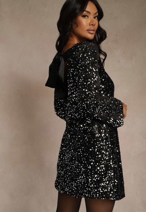 Renee - Srebrna Sukienka z Odkrytymi Plecami z Kokardą Zdobiona Cekinami Carilyera. Okazja: na imprezę. Typ kołnierza: kokarda. Kolor: srebrny. Materiał: wiskoza, elastan. Wzór: aplikacja. Styl: wizytowy, klasyczny