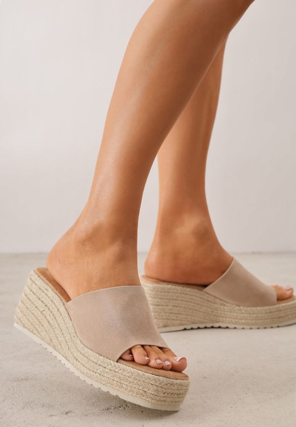Born2be - Beżowe Boho Klapki z Imitacji Zamszu na Plecionym Koturnie Adrea. Okazja: na co dzień. Kolor: beżowy. Materiał: zamsz. Wzór: gładki. Sezon: lato. Obcas: na koturnie. Styl: boho