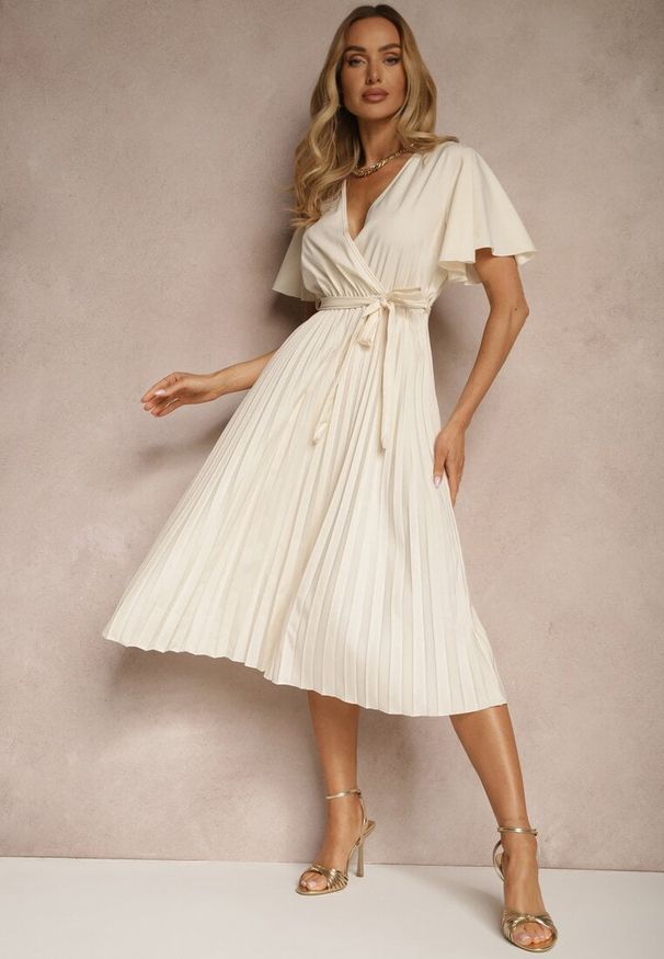 Renee - Jasnobeżowa Sukienka Wiązana w Talii z Plisowaniem na Dole Dorseki. Kolor: beżowy. Materiał: materiał, tkanina. Styl: elegancki