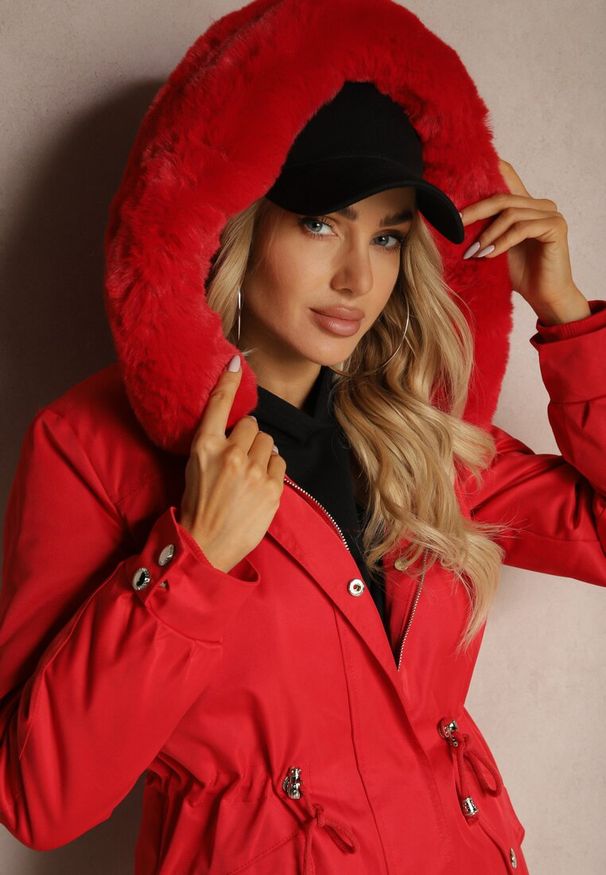 Renee - Czerwona Kurtka Typu Parka z Kapturem i Futerkiem z Możliwością Odpięcia Marindria. Okazja: na co dzień, na spacer. Typ kołnierza: kaptur. Kolor: czerwony. Materiał: futro. Sezon: zima. Styl: casual