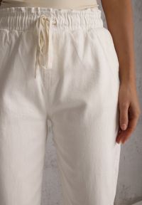 Renee - Białe Bawełniane Jeansy Typu Mom Fit High Waist Ściągane w Pasie Sznurkiem Winlenne. Okazja: na co dzień. Stan: podwyższony. Kolor: biały. Styl: klasyczny, casual #4