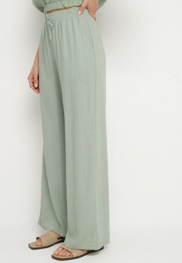 Born2be - Zielone Szerokie Spodnie z Lnem z Gumką w Talii i Kieszeniami Filisela. Okazja: na co dzień, do pracy. Kolor: zielony. Materiał: len. Styl: elegancki, casual