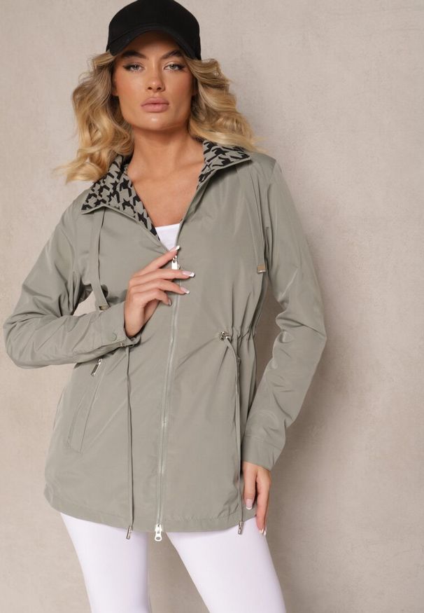 Renee - Ciemnozielona Kurtka w Stylu Parki ze Ściągaczem w Talii Arivienne. Okazja: na co dzień, na spotkanie biznesowe, do pracy. Kolor: zielony. Materiał: jeans. Styl: casual, biznesowy, elegancki, klasyczny