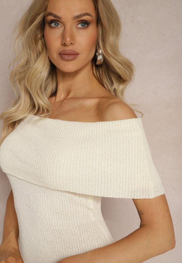 Renee - Jasnobeżowa Taliowana Sukienka Hiszpanka Mini z Elastycznej Tkaniny Naliresa. Okazja: na imprezę. Typ kołnierza: dekolt hiszpanka. Kolor: beżowy. Materiał: tkanina. Długość: mini