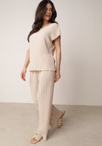 Born2be - Beżowe Szerokie Spodnie z Wysokim Stanem ze Zwiewnej Tkaniny z Plisami Galiris. Okazja: do pracy, na co dzień, na spotkanie biznesowe. Stan: podwyższony. Kolor: beżowy. Materiał: tkanina. Długość: długie. Styl: elegancki, biznesowy, casual #2