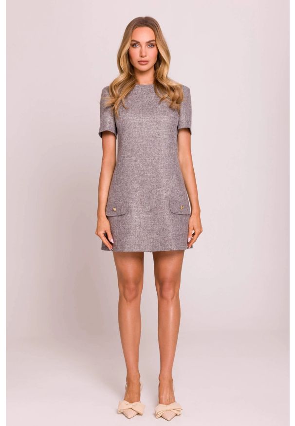 MOE - Elegancka sukienka trapezowa mini szara. Okazja: na co dzień, na spotkanie biznesowe, do pracy. Kolor: niebieski, szary, pomarańczowy. Materiał: tkanina. Długość rękawa: krótki rękaw. Wzór: gładki. Typ sukienki: trapezowe. Styl: elegancki. Długość: mini