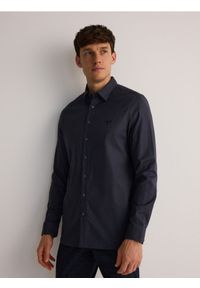Reserved - Koszula slim fit z haftem - granatowy. Kolor: niebieski. Materiał: tkanina, bawełna. Wzór: haft