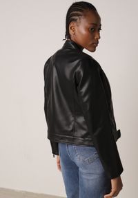 Born2be - Czarna Klasyczna Kurtka Ramoneska o Dopasowanym Kroju ze Stójką Leamariel. Okazja: na co dzień. Typ kołnierza: kołnierzyk stójkowy. Kolor: czarny. Materiał: poliester, skóra, jeans. Styl: klasyczny #2