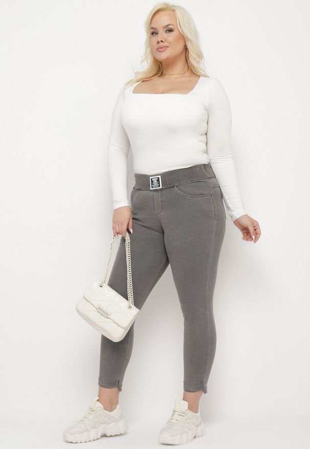 Born2be - Ciemnoszare Spodnie Skinny z Kieszeniami Afrina. Kolekcja: plus size. Kolor: szary. Długość: do kostek