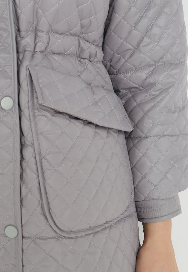 Born2be - Szara Kurtka Pikowana z Kapturem z Futerkiem Doss. Typ kołnierza: kaptur. Kolor: szary. Materiał: futro. Styl: klasyczny