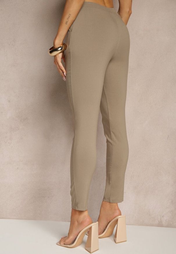 Renee - Ciemnobeżowe Spodnie z Wiskozą High Waist z Ozdobnymi Guzikami Redillia. Okazja: na co dzień, na spotkanie biznesowe. Stan: podwyższony. Kolor: beżowy. Materiał: wiskoza. Styl: biznesowy, casual, elegancki, klasyczny