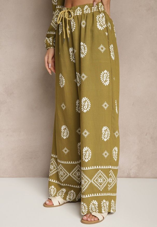 Renee - Ciemnozielony Komplet w Stylu Etno Spodnie z Gumką w Pasie i Bluzka Oversize Eviralyn. Kolor: zielony