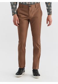 Pako Lorente - PAKO LORENTE – Jasnobrązowe spodnie męskie o kroju Slim Fit. Kolor: brązowy. Materiał: bawełna, elastan. Wzór: gładki. Styl: klasyczny