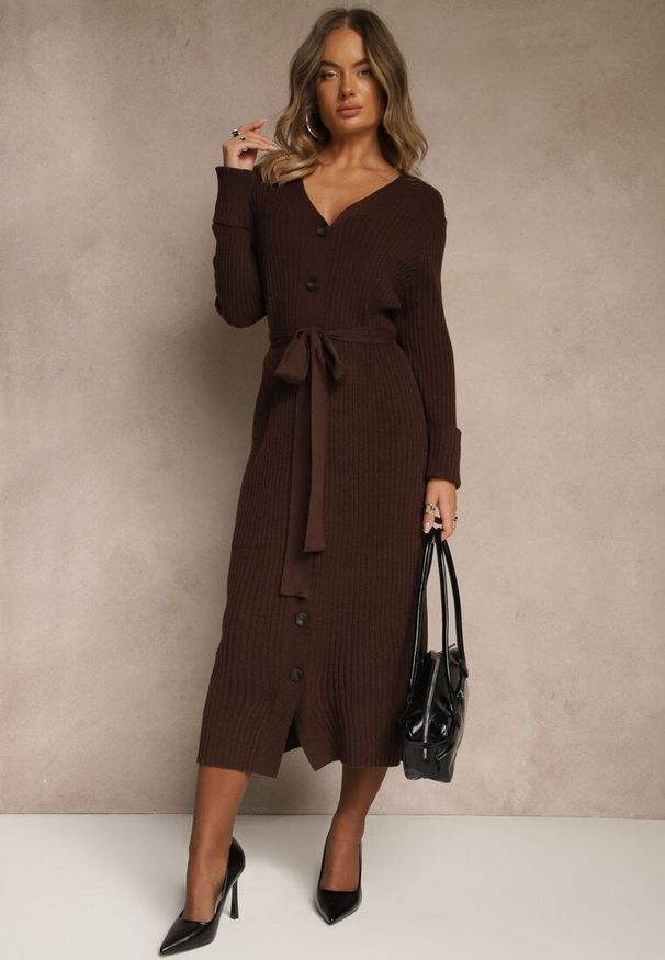 Renee - Brązowa Prążkowana Sukienka Dzianinowa z Domieszką Wełny Zapinana na Guziki Nalemma. Okazja: na co dzień. Typ kołnierza: dekolt w serek. Kolor: brązowy. Materiał: dzianina, wełna, prążkowany. Typ sukienki: dopasowane, sportowe. Styl: casual, sportowy