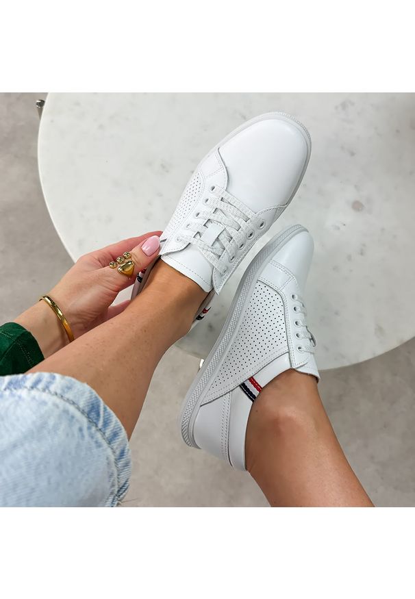 Białe ażurowe skórzane półbuty damskie Cambell 94303. Zapięcie: sznurówki. Kolor: biały. Materiał: skóra. Szerokość cholewki: normalna. Wzór: ażurowy. Sezon: wiosna, lato. Styl: klasyczny