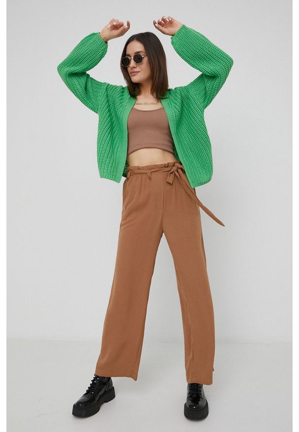 JDY spodnie damskie kolor brązowy szerokie high waist. Stan: podwyższony. Kolor: brązowy. Materiał: tkanina