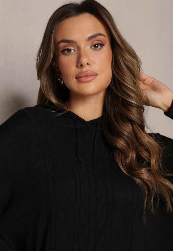 Renee - Czarny Komplet z Dzianiny Oversizowa Bluza z Kapturem i Spodnie z Szerokimi Nogawkami Mathuva. Kolor: czarny. Materiał: dzianina. Wzór: aplikacja, ze splotem