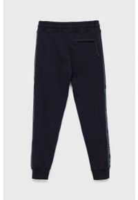 Guess spodnie dresowe dziecięce kolor granatowy z aplikacją. Okazja: na co dzień. Kolor: niebieski. Materiał: dresówka. Wzór: aplikacja. Styl: casual #2