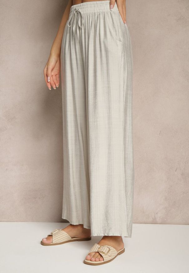 Renee - Jasnoszare Spodnie Typu Palazzo o Szerokim Kroju High Waist Ozdobione Wiązaniem Yaslevia. Okazja: na co dzień. Stan: podwyższony. Kolor: szary. Wzór: aplikacja. Styl: casual, elegancki