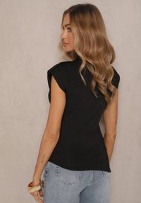Renee - Czarna Satynowa Bluzka z Wiskozą z Usztywnioną Linią Ramion Asidisa. Okazja: na spotkanie biznesowe, do pracy. Kolor: czarny. Materiał: satyna, wiskoza. Styl: biznesowy, elegancki