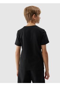 4f - T-shirt z nadrukiem chłopięcy - czarny. Okazja: na co dzień. Kolor: czarny. Materiał: dzianina, jersey, bawełna. Długość rękawa: krótki rękaw. Długość: krótkie. Wzór: nadruk. Sezon: lato. Styl: sportowy, casual #2