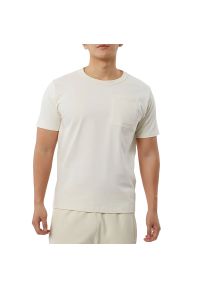 Koszulka New Balance MT23567GIE - beżowa. Kolor: beżowy. Materiał: bawełna, tkanina, skóra. Długość rękawa: krótki rękaw. Długość: krótkie