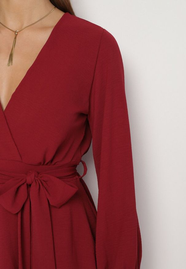 Born2be - Bordowa Kopertowa Sukienka Kombinezon Mini z Falbanką Bomina. Okazja: na randkę. Kolor: czerwony. Styl: elegancki