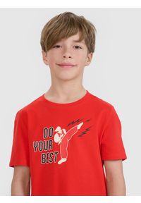 4f - 4F T-shirt regular z nadrukiem chłopięcy - czerwony 122 (6-7 lat). Okazja: na co dzień. Kolor: czerwony. Materiał: dzianina, bawełna, jersey. Długość rękawa: krótki rękaw. Długość: krótkie. Wzór: nadruk. Sezon: lato. Styl: klasyczny, sportowy, casual