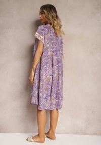Renee - Fioletowa Sukienka Boho z Wiskozy z Cienkim Paskiem w Talii Rivasea. Kolor: fioletowy. Materiał: wiskoza. Długość rękawa: krótki rękaw. Wzór: paisley. Typ sukienki: rozkloszowane. Styl: boho