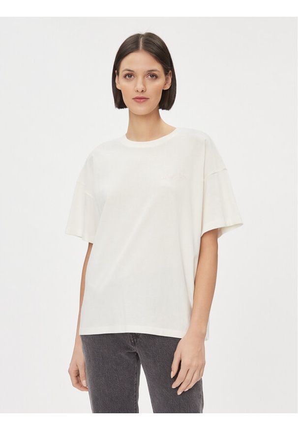 Wrangler T-Shirt Girlfriend 112343069 Biały Loose Fit. Kolor: biały. Materiał: bawełna