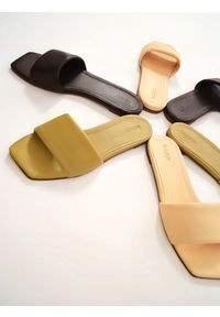 Kazar - Oliwkowe skórzane klapki damskie z kwadratowym noskiem. Okazja: na co dzień, do pracy. Kolor: zielony. Materiał: skóra. Obcas: na płaskiej podeszwie. Styl: casual, klasyczny, wakacyjny #3