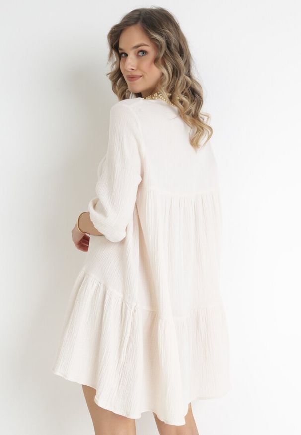 Born2be - Beżowa Rozkloszowana Sukienka Oversize z Ozdobną Plecionką Przy Dekolcie Samila. Kolor: beżowy. Typ sukienki: oversize. Styl: boho. Długość: mini
