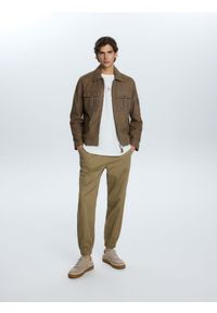 Reserved - Spodnie jogger slim fit - beżowy. Kolor: beżowy. Materiał: tkanina, wiskoza #1