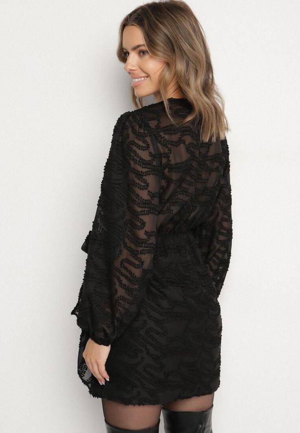 Born2be - Czarna Kopertowa Sukienka z Tkaniny Plumeti Zenorava. Typ kołnierza: dekolt w kształcie V. Kolor: czarny. Materiał: tkanina. Długość rękawa: długi rękaw. Wzór: aplikacja. Typ sukienki: kopertowe. Styl: klasyczny, elegancki