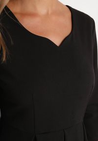 Born2be - Czarna Rozkloszowana Sukienka z Rękawem 3/4 Nomiel. Okazja: na co dzień. Typ kołnierza: dekolt w kształcie V. Kolor: czarny. Typ sukienki: rozkloszowane. Styl: klasyczny, casual, elegancki #6