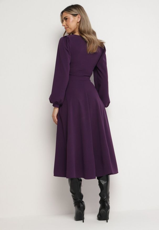 Born2be - Fioletowa Rozkloszowana Midi Sukienka z Eleganckimi Luźnymi Rękawami Samriddhi. Okazja: do pracy. Kolor: fioletowy. Typ sukienki: rozkloszowane. Styl: elegancki. Długość: midi
