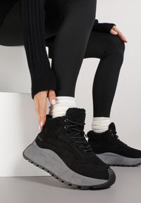 Born2be - Czarne Sneakersy Śniegowce Vices na Grubej Podeszwie Ozdobione Futerkiem i Napisem Nelinena. Okazja: na co dzień. Kolor: czarny. Materiał: futro. Wzór: aplikacja, napisy. Sport: golf #7