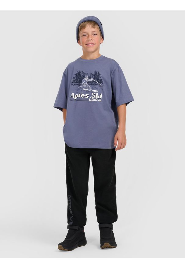 4f - 4F T-shirt loose z nadrukiem chłopięcy - granatowy 134/140 (8-10 lat). Okazja: na uczelnię, na co dzień. Kolor: niebieski. Materiał: dzianina, bawełna, materiał. Długość: długie. Wzór: nadruk. Sezon: lato. Styl: casual