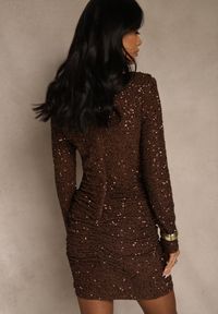 Renee - Brązowa Cekinowa Sukienka Elegancka o Dopasowanym Kroju z Dekoltem Woda Silweda. Okazja: na imprezę. Typ kołnierza: dekolt woda. Kolor: brązowy. Materiał: poliester. Długość rękawa: długi rękaw. Wzór: aplikacja. Typ sukienki: proste. Styl: elegancki #2