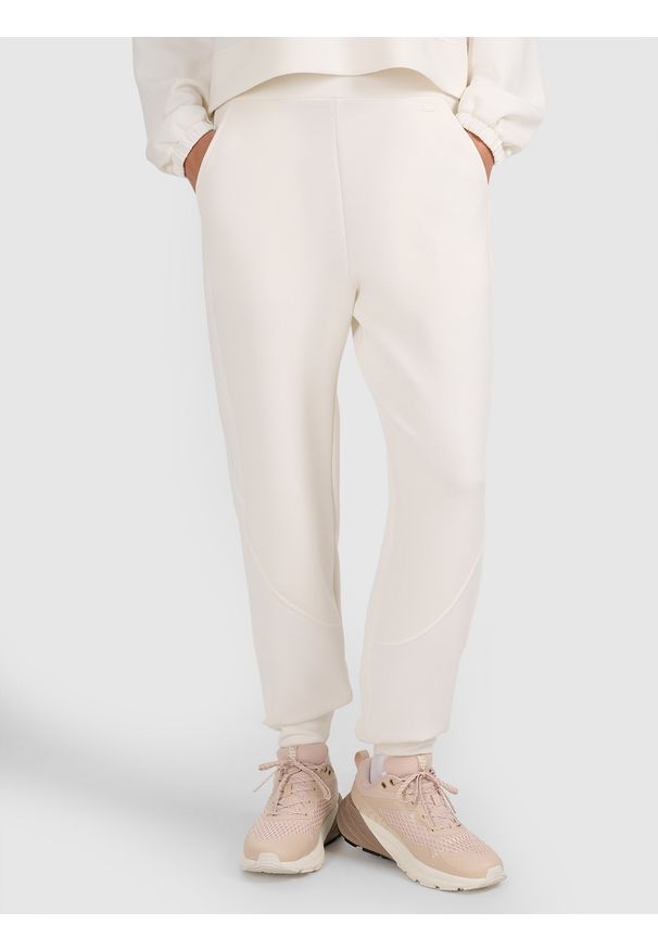 4f - 4F Spodnie dresowe joggery z modalem damskie - białe XL. Kolor: biały. Materiał: dresówka. Wzór: gładki, ze splotem. Sport: fitness