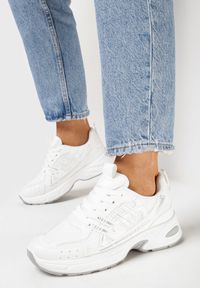 Born2be - Białe Sneakersy z Ozdobnymi Przeszyciami Varteli. Kolor: biały. Materiał: jeans. Wzór: aplikacja