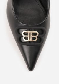 Renee - Czarne Czółenka Sandały Vices na Kaczuszce Typu Slingback Ozdobione Metaliczną Aplikacją Lilarunea. Okazja: na co dzień. Kolor: czarny. Materiał: jeans. Wzór: aplikacja. Sezon: lato. Obcas: na szpilce. Styl: elegancki, casual #6