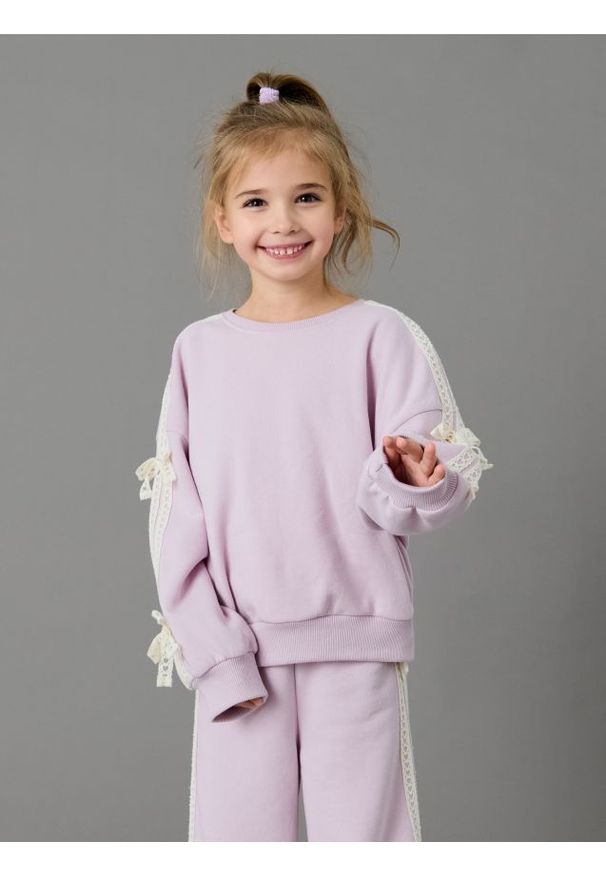 Sinsay - Bluza crewneck z ozdobną koronką - fioletowy. Kolor: fioletowy. Materiał: koronka. Wzór: koronka