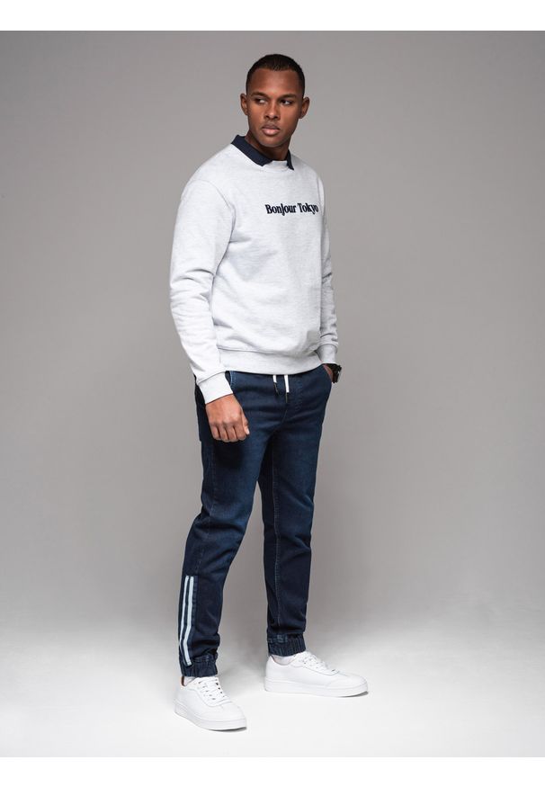 Ombre Clothing - Męskie jeansowe joggery z lampasami – ciemnoniebieskie V4. Okazja: na co dzień. Kolor: niebieski. Materiał: jeans. Styl: retro, sportowy, casual