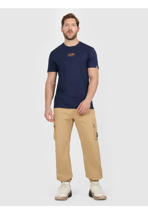 4f - 4F T-shirt regular z nadrukiem męski - granatowy XL. Okazja: na co dzień. Kolor: niebieski. Materiał: dzianina, bawełna. Długość rękawa: krótki rękaw. Długość: krótkie. Wzór: nadruk. Styl: casual