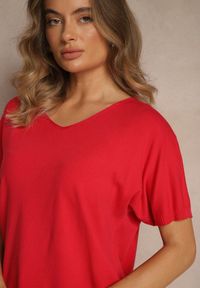 Renee - Czerwony T-shirt z Dzianiny z Dekoltem w Serek Fenalise. Okazja: na co dzień. Typ kołnierza: dekolt w serek. Kolor: czerwony. Materiał: dzianina. Wzór: aplikacja. Styl: casual #5